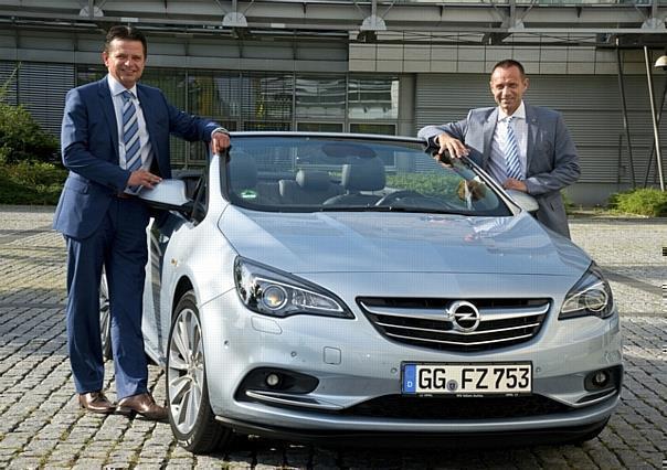 Peter Gerards, Geschäftsführer der Ruhrdeichgruppe, und Jürgen Keller, Opel-Vertriebschef in Deutschland (rechts) nehmen den Cascada in ihre Mitte.  Foto: Auto-Medienportal.Net/Opel 